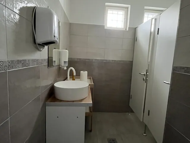 Kiadó kereskedelmi és ipari ingatlan Győr, Ménfőcsanak, Győri út 75 nm