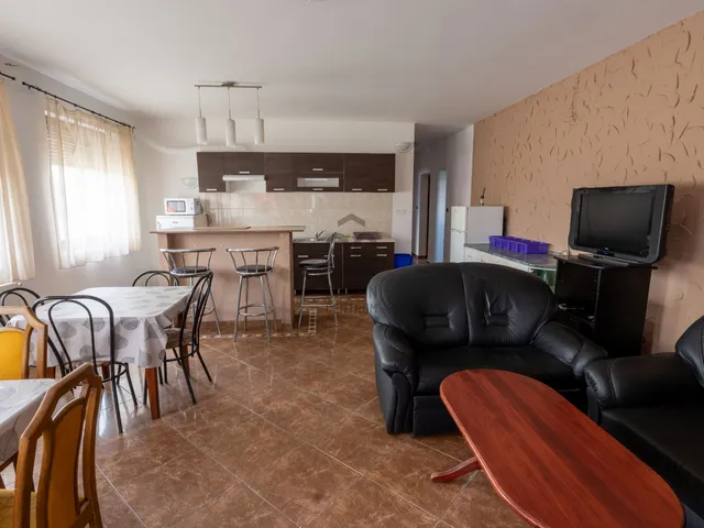 Kiadó kereskedelmi és ipari ingatlan Székesfehérvár, Szárazrét 120 nm