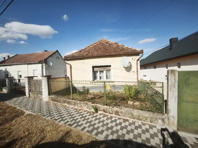 Eladó ház Tét 65 nm