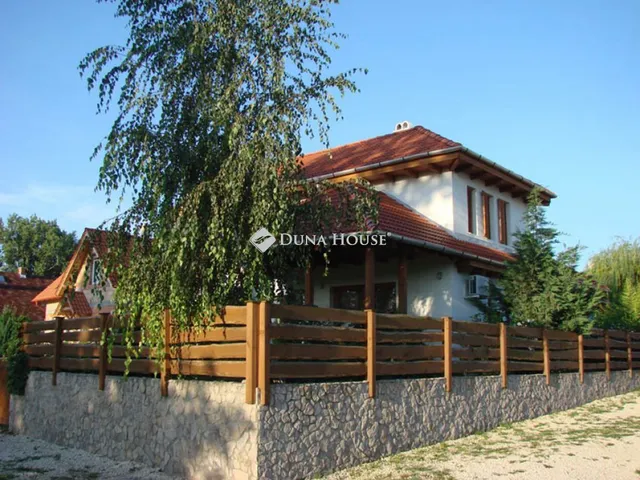 Eladó ház Etyek 220 nm