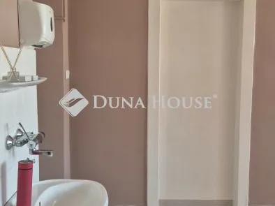 Kiadó kereskedelmi és ipari ingatlan Kaposvár, Petőfi Sándor tér 21 nm