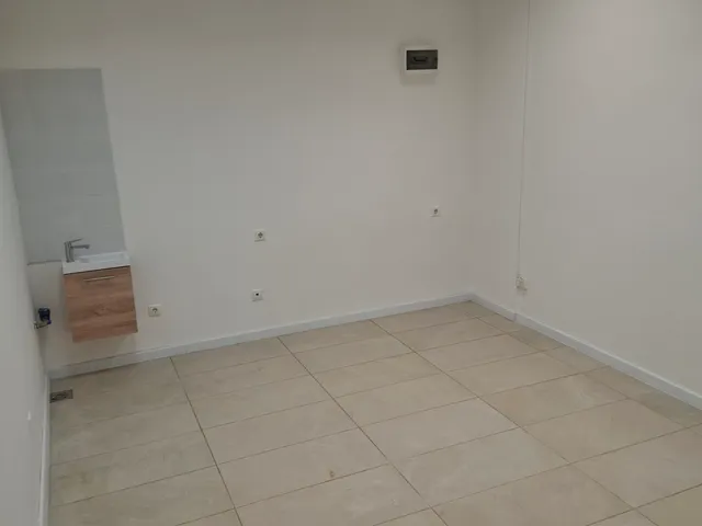 Kiadó kereskedelmi és ipari ingatlan Budapest II. kerület, Pasarét, Pázsit utca 16 nm