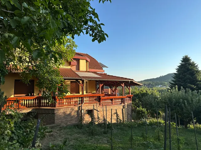 Kiadó ház Budapest II. kerület, Máriaremete 250 nm