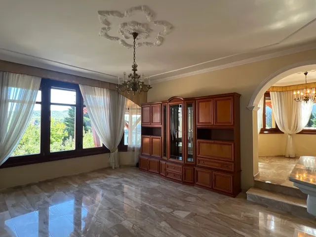 Kiadó ház Budapest II. kerület, Máriaremete 250 nm