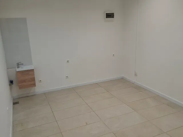 Kiadó kereskedelmi és ipari ingatlan Budapest II. kerület, Pasarét, Pázsit u. 16 nm