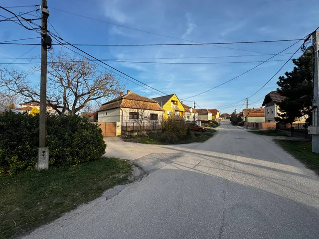 Eladó telek Kocs 8300 nm
