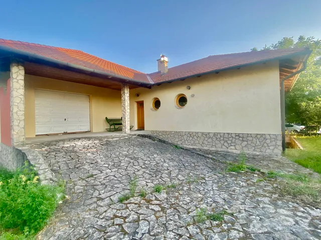 Eladó ház Komárom 280 nm