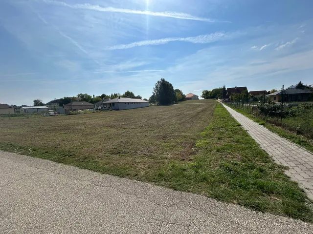 Eladó telek Naszály 1100 nm