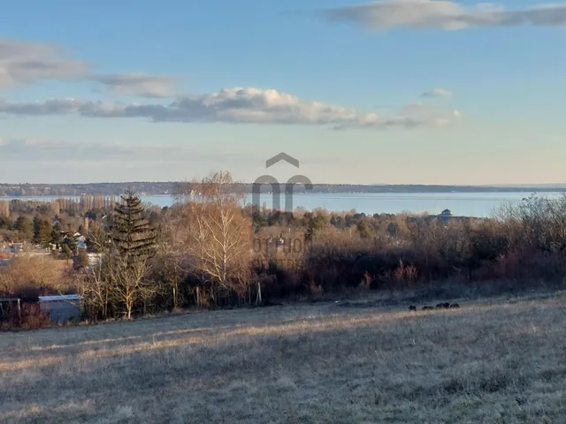 Eladó telek Balatonkenese 3000 nm