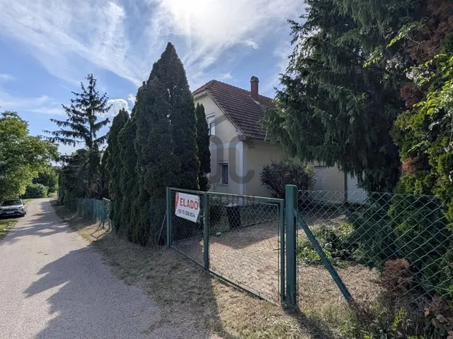 Eladó ház Balatonkenese 270 nm