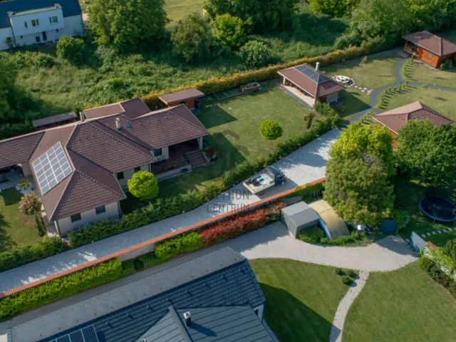 Eladó ház Balatonkenese 219 nm
