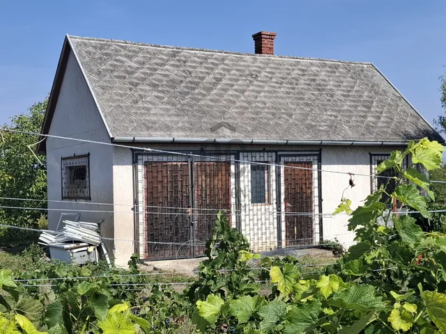 Eladó telek Balatonfőkajár 2412 nm
