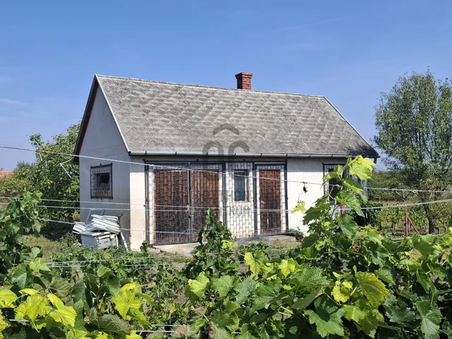 Eladó telek Balatonfőkajár 2412 nm