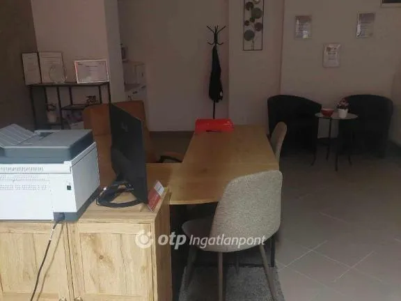 Kiadó kereskedelmi és ipari ingatlan Veszprém, Belváros 25 nm