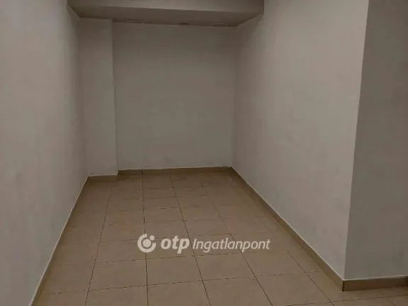 Eladó kereskedelmi és ipari ingatlan Veszprém, Belváros 13 nm