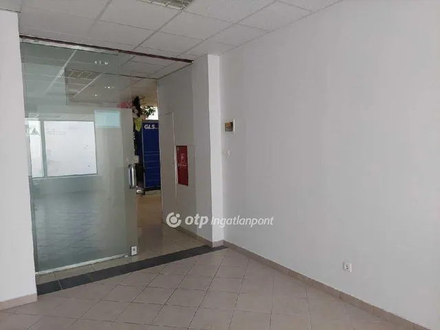 Kiadó kereskedelmi és ipari ingatlan Veszprém, Belváros 32 nm