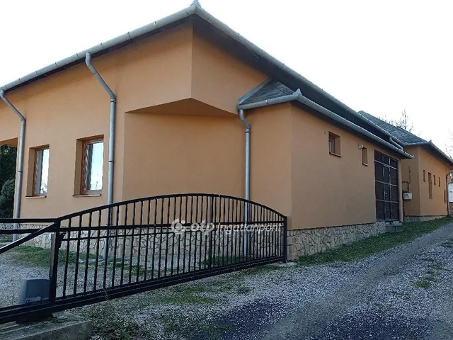 Eladó ház Szentgál 307 nm