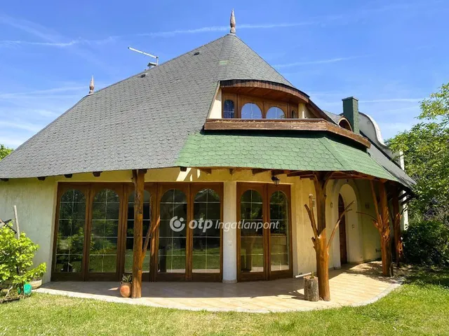 Eladó nyaraló Balatonakarattya 178 nm