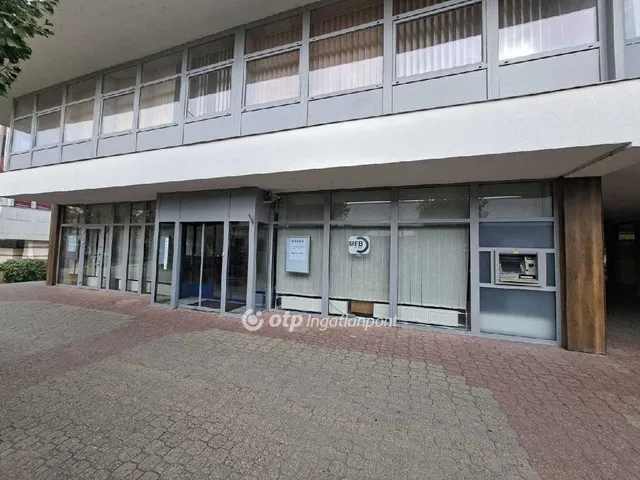 Kiadó kereskedelmi és ipari ingatlan Ajka 145 nm