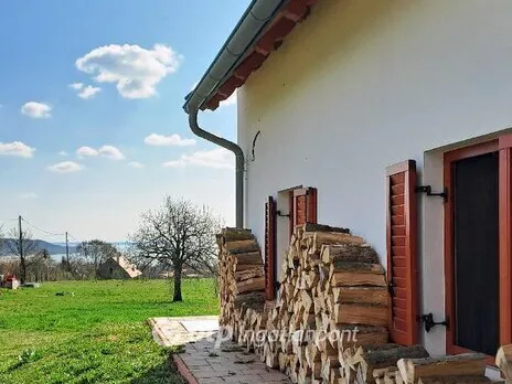 Eladó nyaraló Balatonalmádi 138 nm