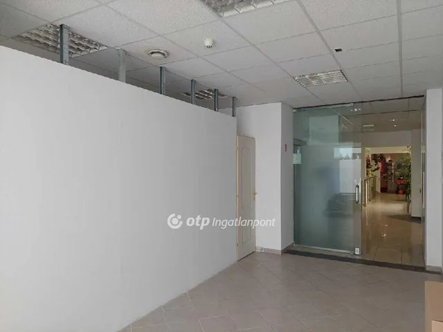 Kiadó kereskedelmi és ipari ingatlan Veszprém, Belváros 32 nm