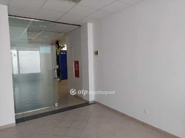 Kiadó kereskedelmi és ipari ingatlan Veszprém, Belváros 32 nm