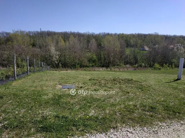 Eladó telek Eplény 800 nm