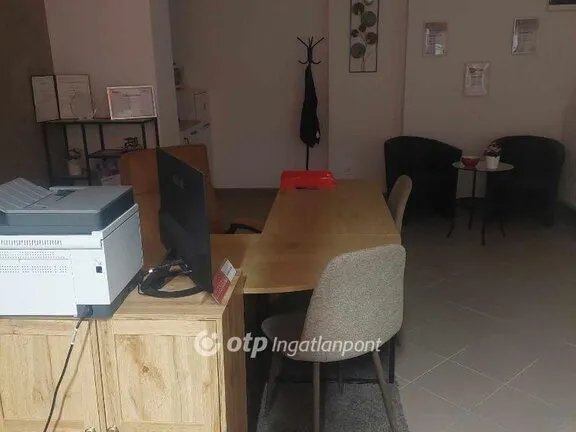 Eladó kereskedelmi és ipari ingatlan Veszprém, Belváros 25 nm