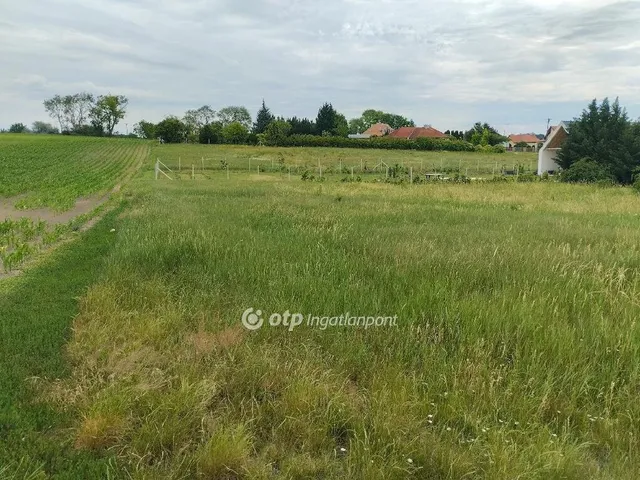 Eladó telek Balatonfőkajár 981 nm