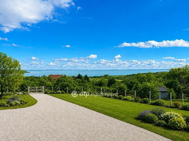 Eladó telek Balatonalmádi 1800 nm