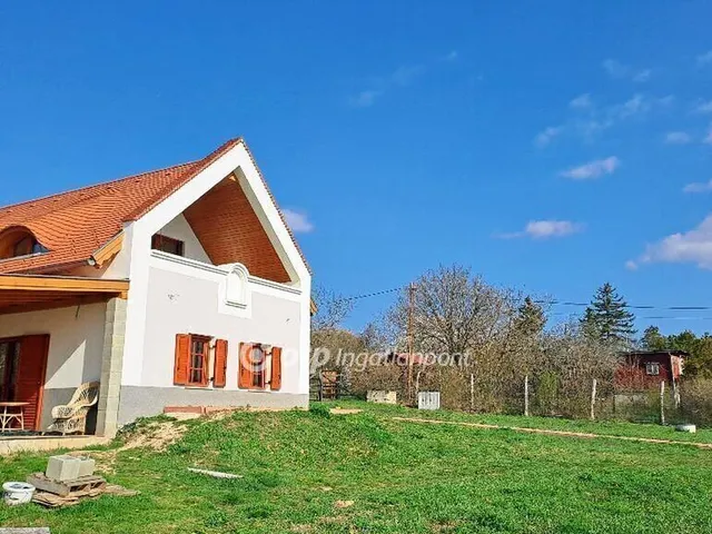 Eladó nyaraló Balatonalmádi 138 nm