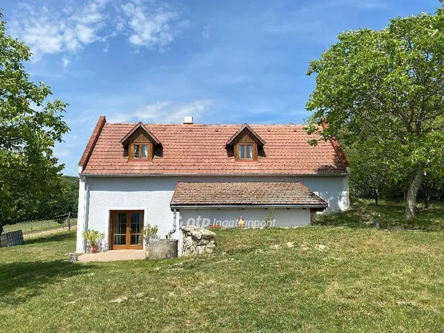 Eladó nyaraló Balatoncsicsó 88 nm
