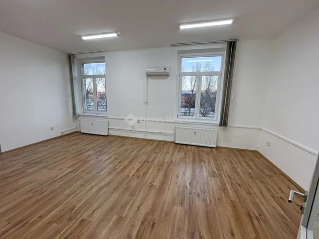 Kiadó kereskedelmi és ipari ingatlan Budapest X. kerület 100 nm