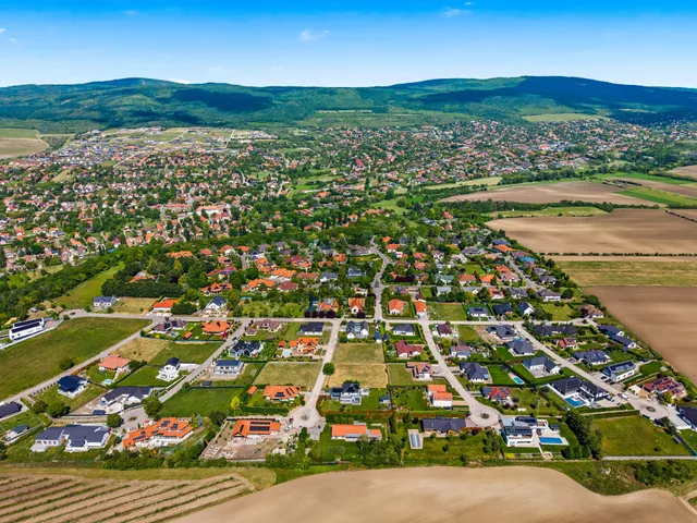 Eladó telek Budajenő 1285 nm