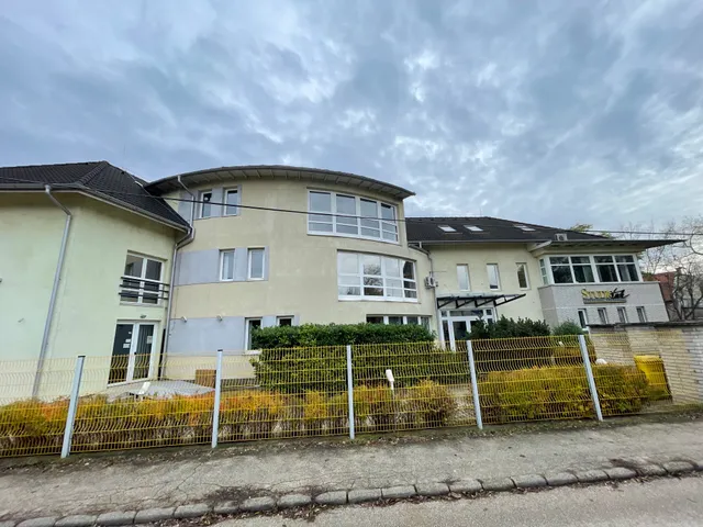 Eladó kereskedelmi és ipari ingatlan Budapest III. kerület, Csillaghegy 951 nm