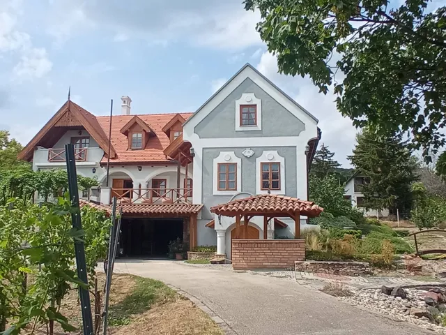Eladó ház Csopak 360 nm