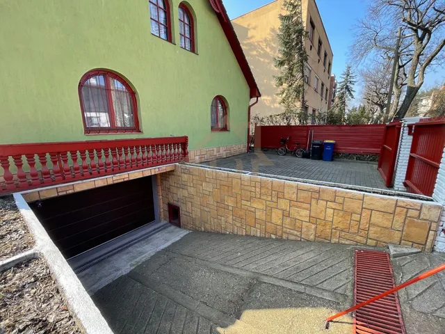 Kiadó ház Debrecen, Nagyerdő 100 nm