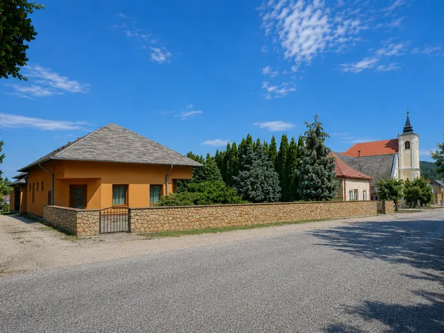 Eladó kereskedelmi és ipari ingatlan Szentgál, Fő utca 340 nm