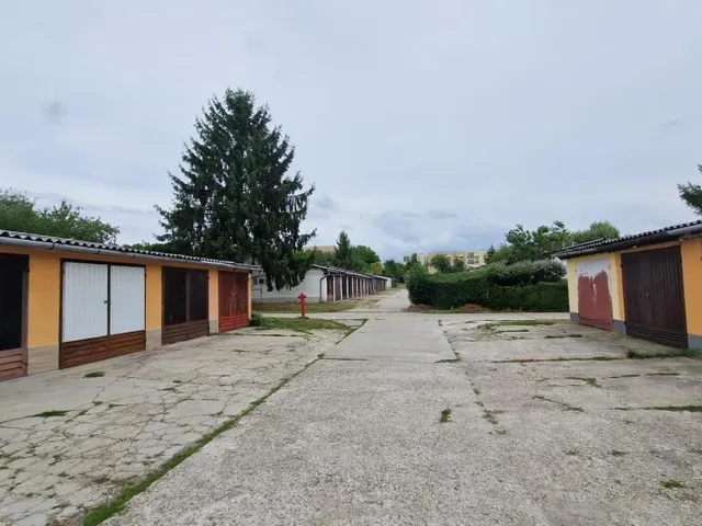 Eladó garázs Kaposvár, Búzavirág utca 15 nm