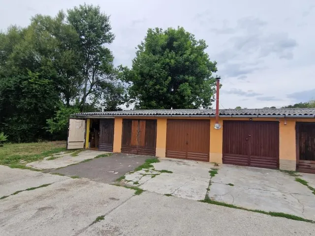 Eladó garázs Kaposvár, Búzavirág utca 15 nm