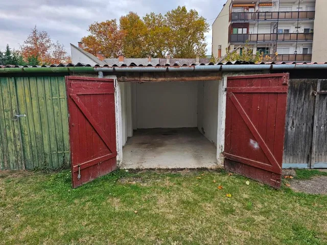 Kiadó garázs Kaposvár, Belváros 17 nm