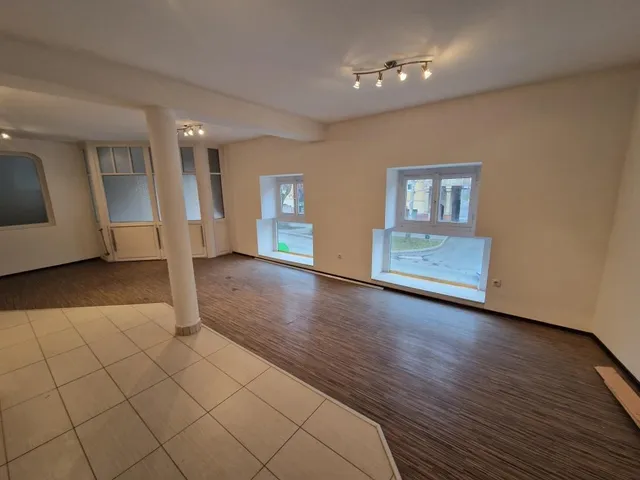 Kiadó kereskedelmi és ipari ingatlan Kaposvár, Belváros, Zárda utca 90 nm