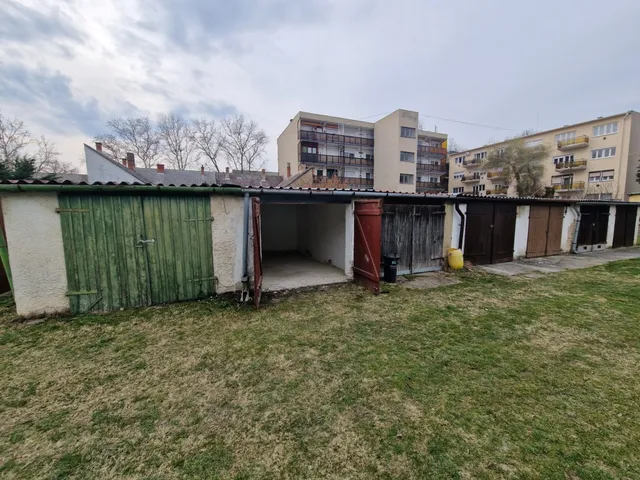 Kiadó garázs Kaposvár, Belváros 17 nm