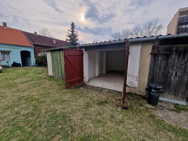 Kiadó garázs Kaposvár, Belváros, Gróf Apponyi Albert utca 17 nm