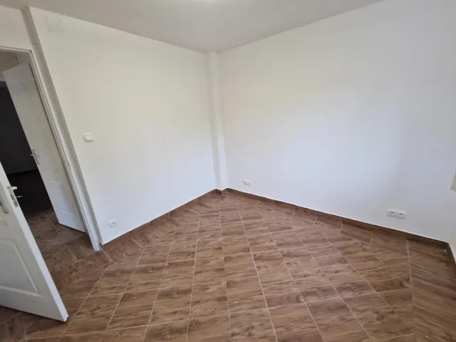 Kiadó kereskedelmi és ipari ingatlan Kaposvár, Belváros, Zárda utca 50 nm