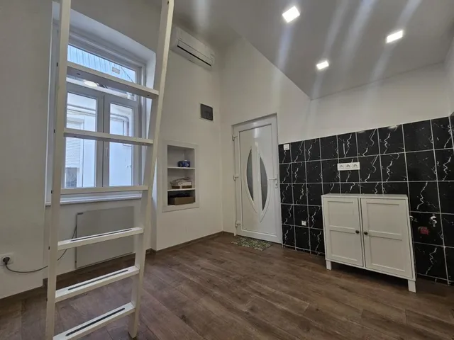 Eladó kereskedelmi és ipari ingatlan Kaposvár, Belváros, Fő utca 11 nm