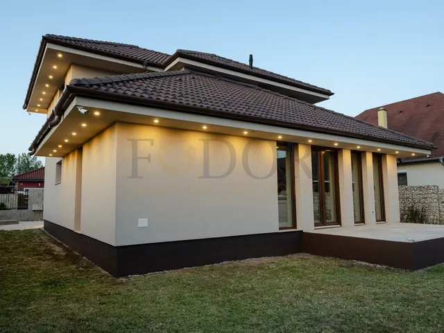 Eladó ház Üllő 194 nm