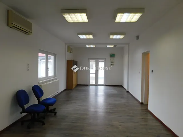 Kiadó kereskedelmi és ipari ingatlan Ballószög 100 nm
