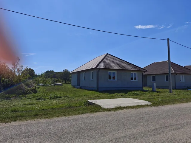 Eladó ház Pér 93 nm