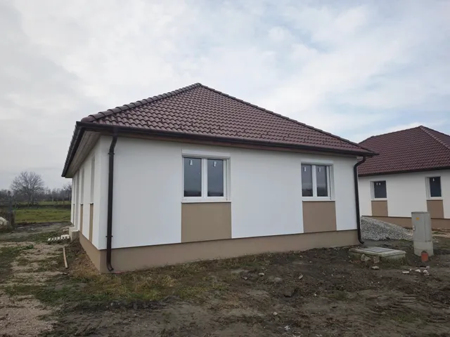 Eladó ház Pér 93 nm